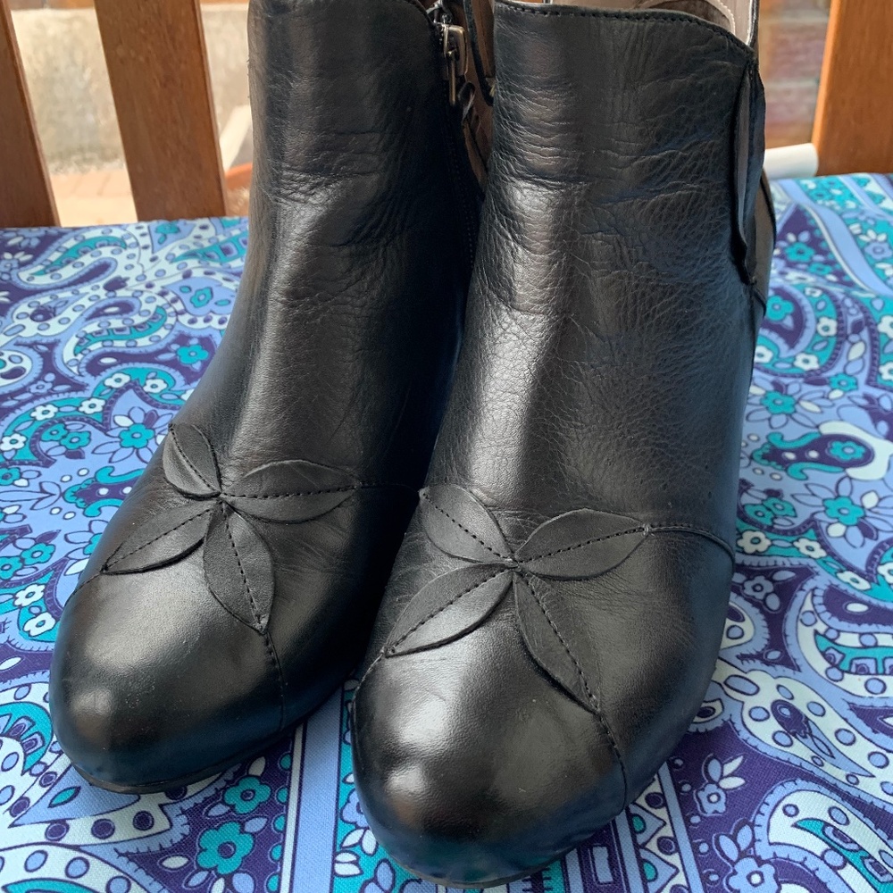 L’artiste black booties size 9